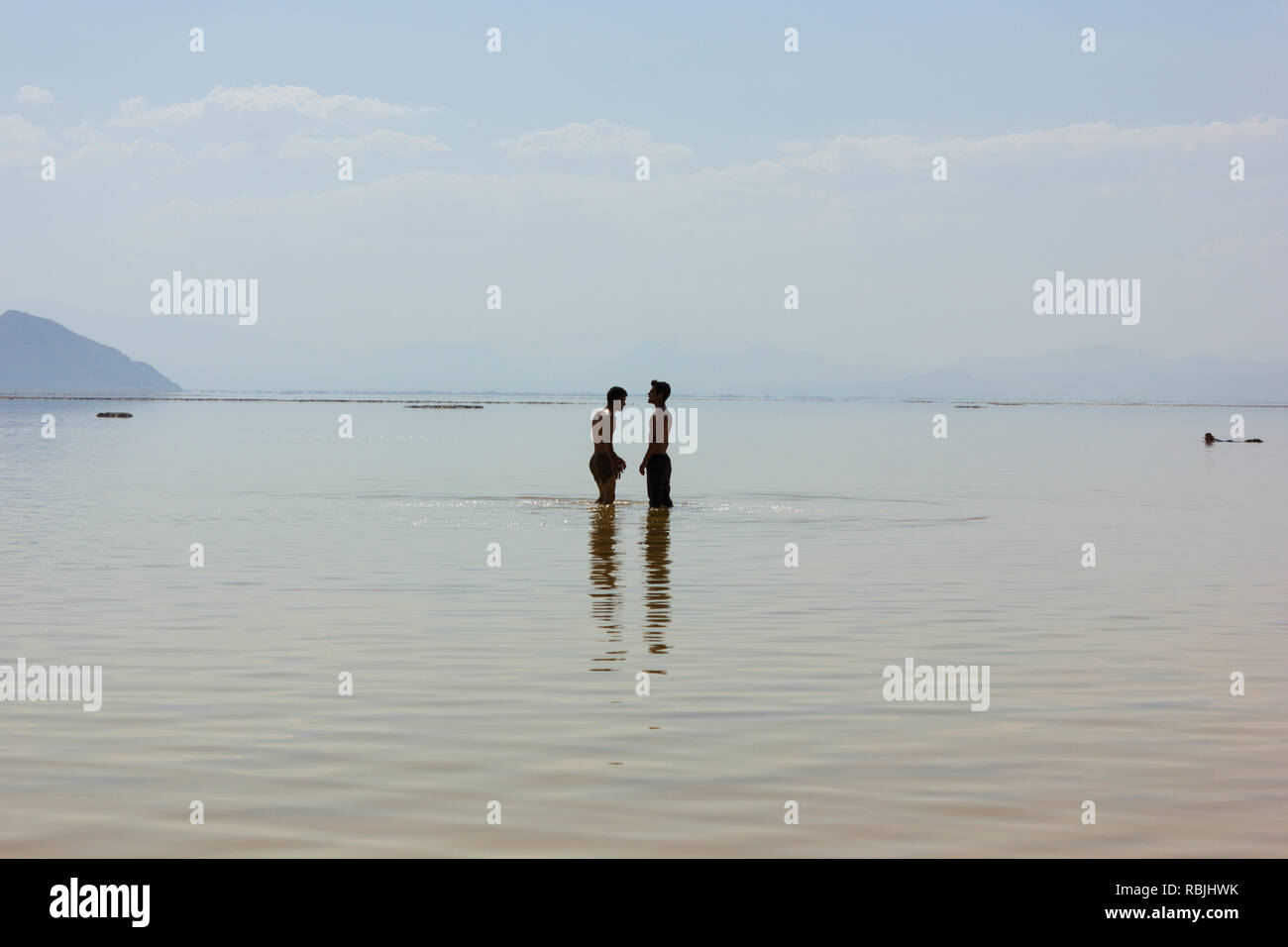 La gente camminare in acque poco profonde di Salt Lake Urmia, West Azerbaijan provincia, Iran Foto Stock