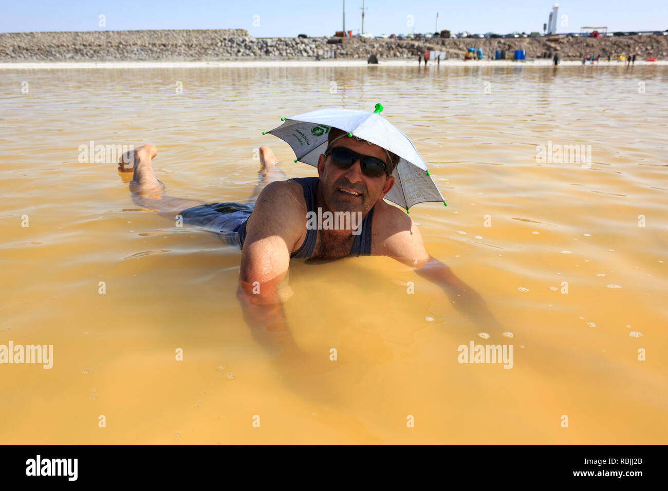 L'uomo nuotare nel sale Urmia Lake, West Azerbaijan provincia, Iran Foto Stock
