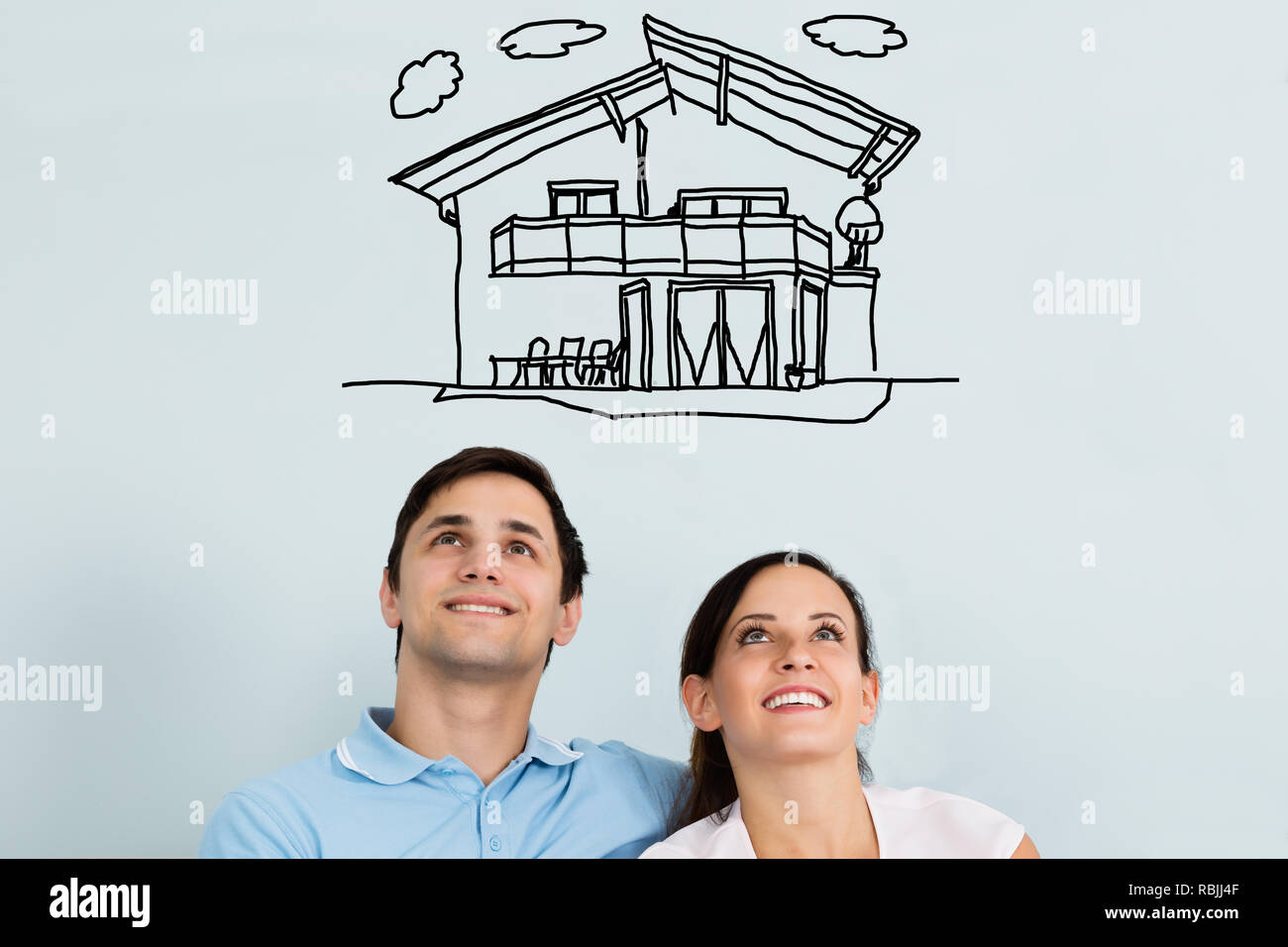 Close-up di una felice coppia giovane pensando di acquistare la loro nuova casa Foto Stock