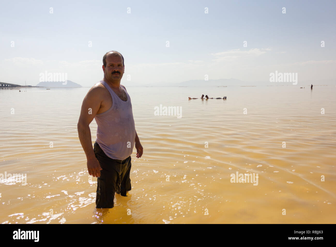 Un uomo in piedi nel sale Urmia Lake West Azerbaijan provincia, Iran Foto Stock