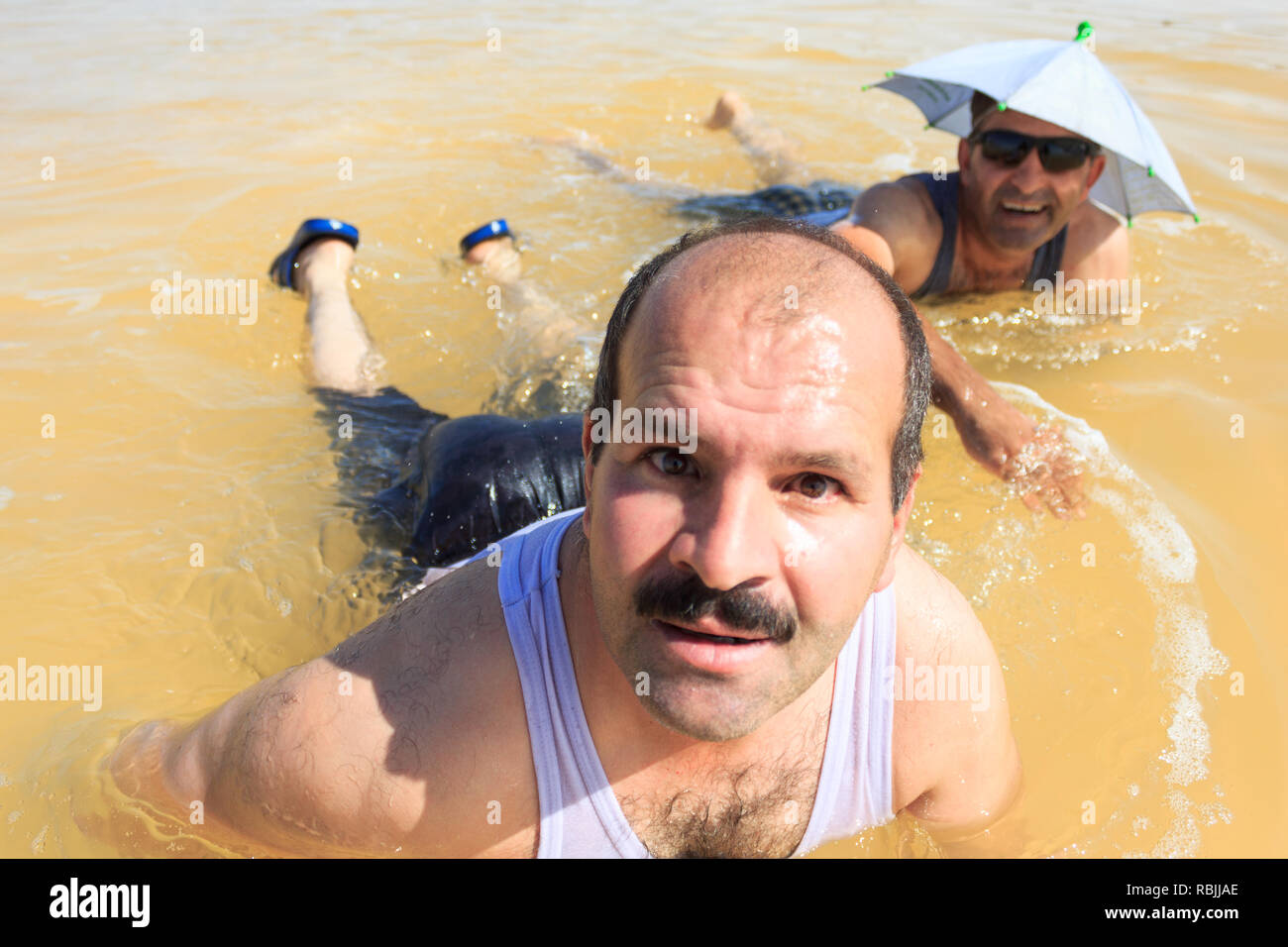 Due uomini di nuoto nel sale Urmia Lake, West Azerbaijan provincia, Iran Foto Stock
