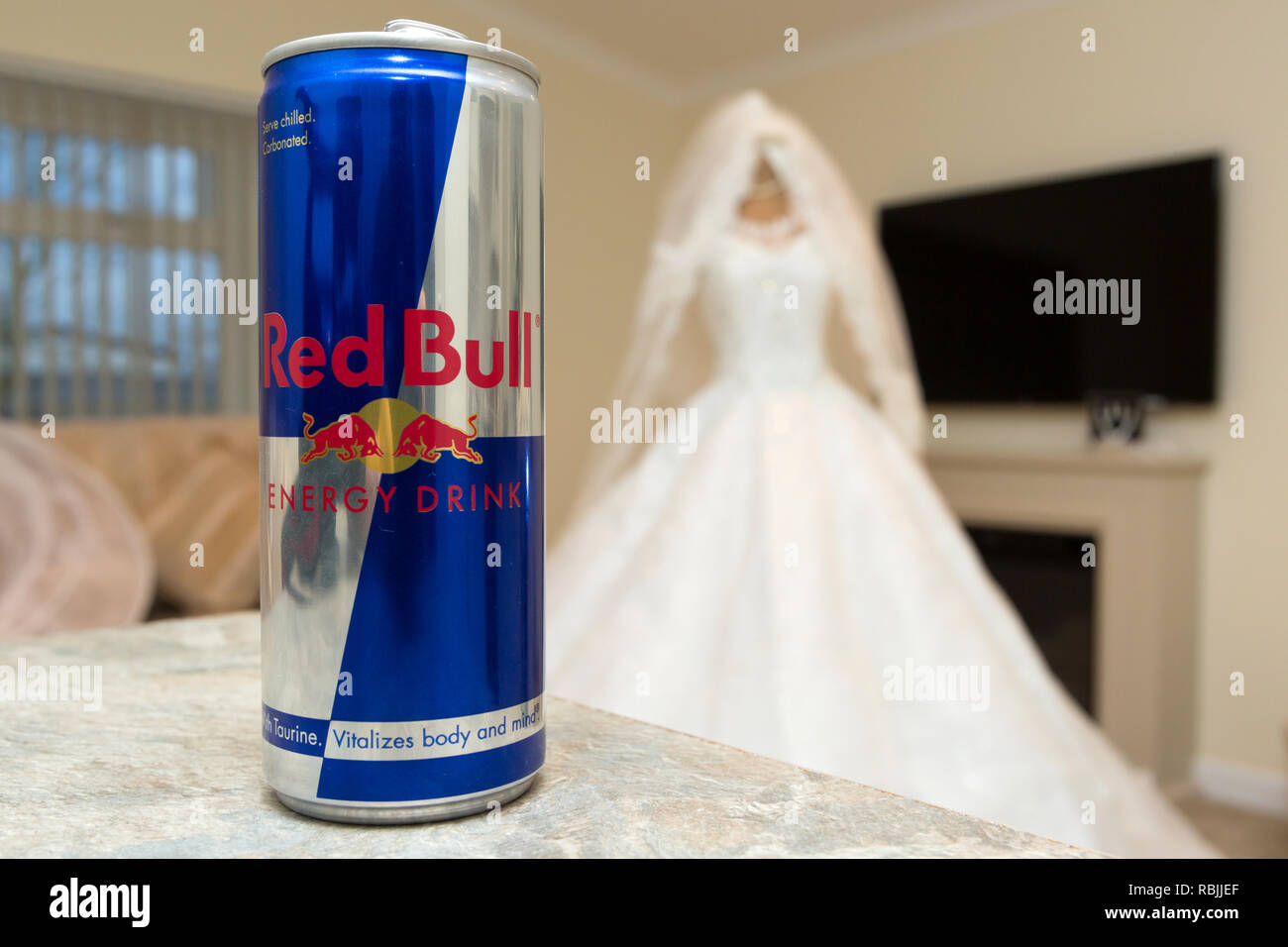 Può della Red Bull con il viaggiatore abito da sposa su un manichino in background, come la sposa è stata fino ottenere pronto dal 3 am. Foto Stock