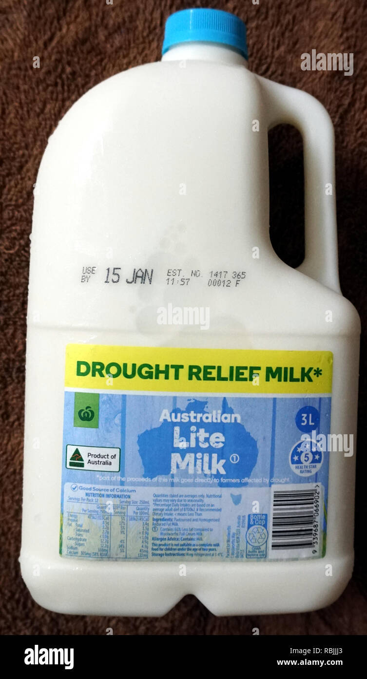 Woolworths siccità Latte di sfiato. $2.20 per due litri e $3.30 per tre litri, con un supplemento di 10 centesimi al litro per sostenere gli agricoltori del settore lattiero in periodo di siccità Foto Stock