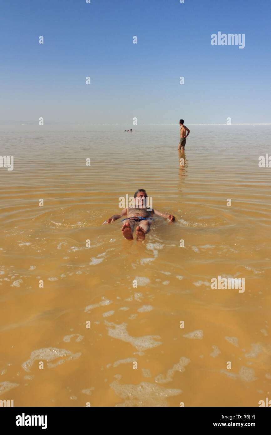 Un uomo nuotare nel sale Urmia Lake, West Azerbaijan provincia, Iran Foto Stock