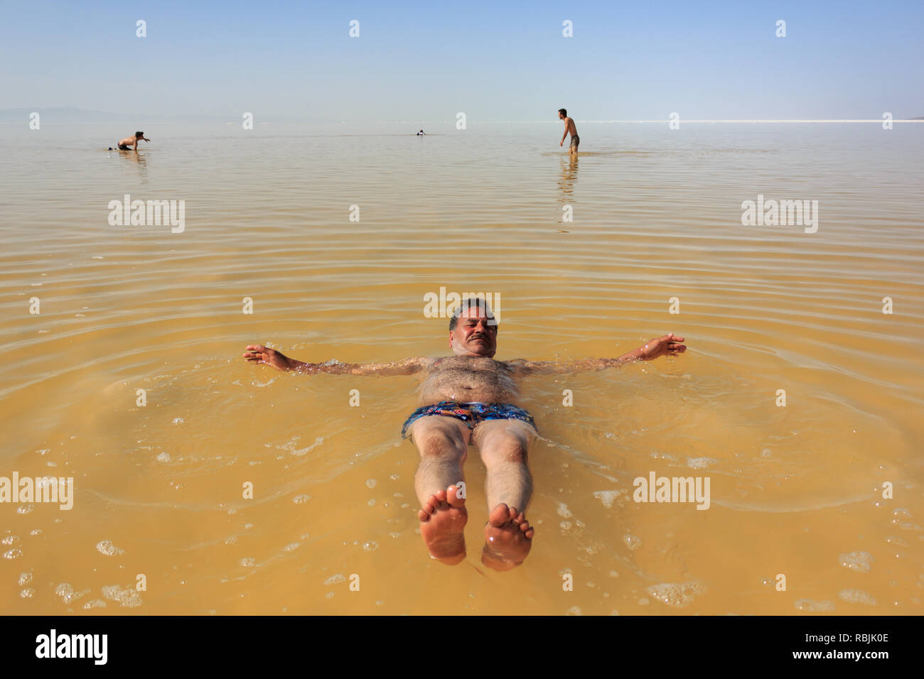 Un uomo nuotare nel sale Urmia Lake, West Azerbaijan provincia, Iran Foto Stock
