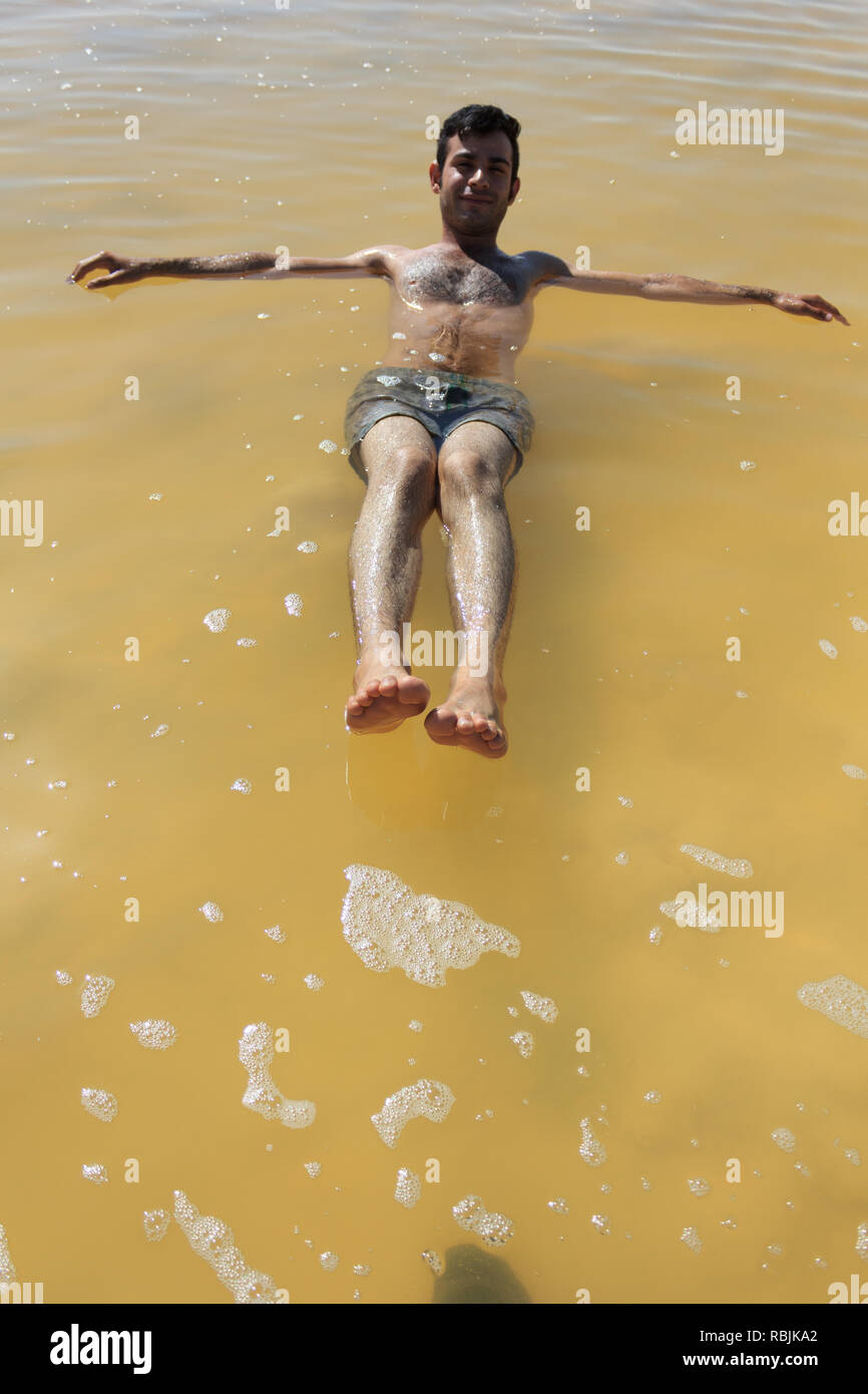Il giovane uomo è nuotare nel sale Urmia Lake, West Azerbaijan provincia, Iran Foto Stock