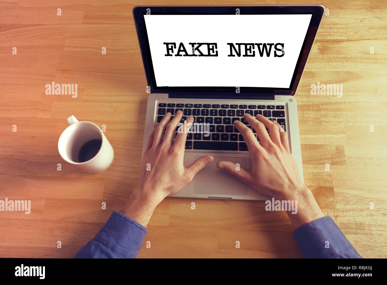 Fake news. Business man mano sulla tastiera del notebook Foto stock - Alamy