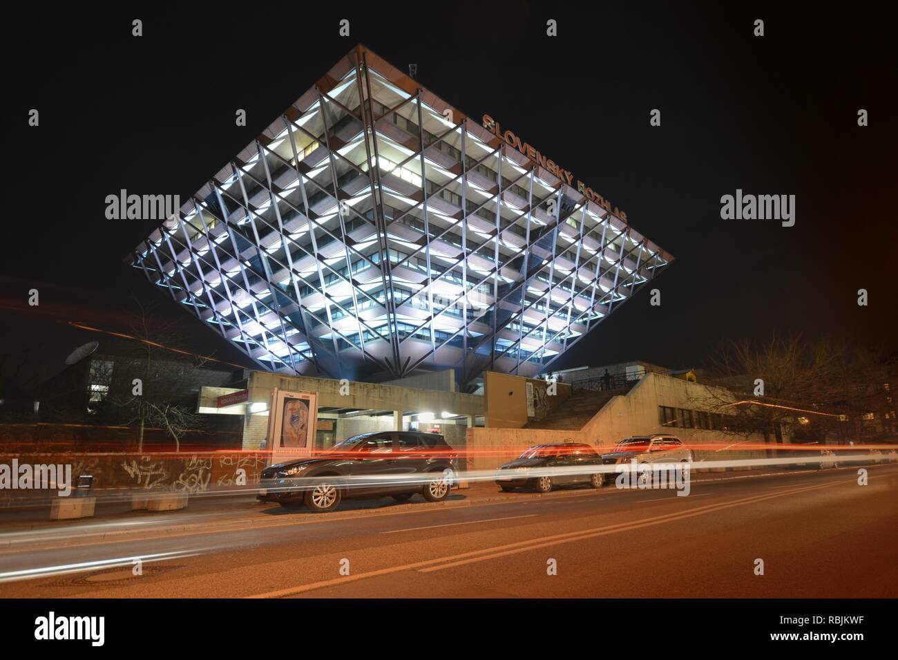 Radio Slovacca edificio a notte. Architetti Stefan Svetko, Stefan Durkovic e Barnaba Kissling Foto Stock