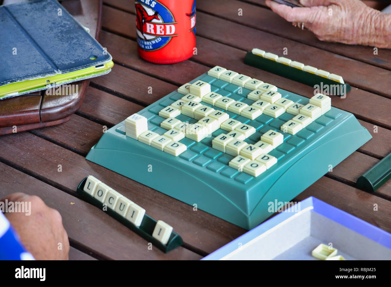 Upwords è un gioco da tavolo inventato da Elliot Rudell e originariamente pubblicato dalla Milton Bradley Company, ora una divisione di Hasbro Foto Stock