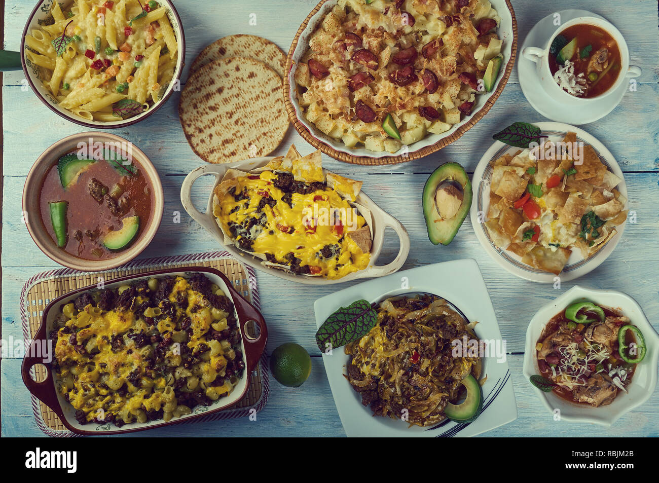 Cucina tex-mex e tradizionali piatti assortiti, vista dall'alto. Foto Stock