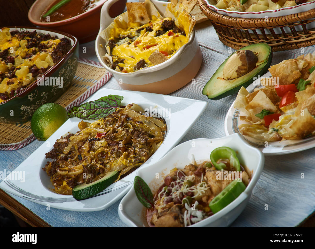 Cucina tex-mex e tradizionali piatti assortiti, vista dall'alto. Foto Stock