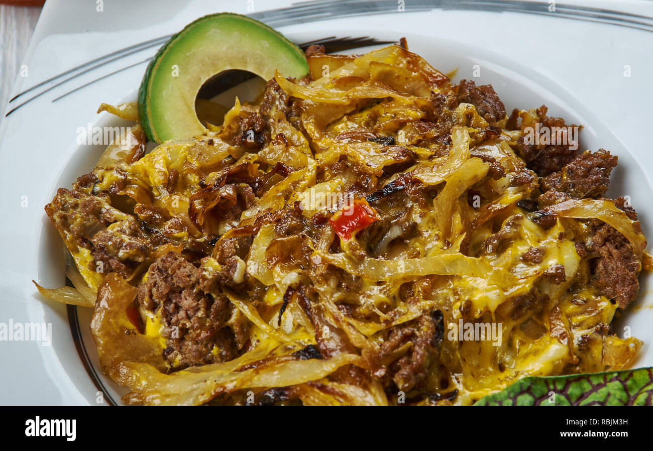 Tex Mex cavolo padella Carni bovine oppato con messicano piccante miscela di formaggio, cucina tex-mex e tradizionali piatti assortiti, vista dall'alto. Foto Stock