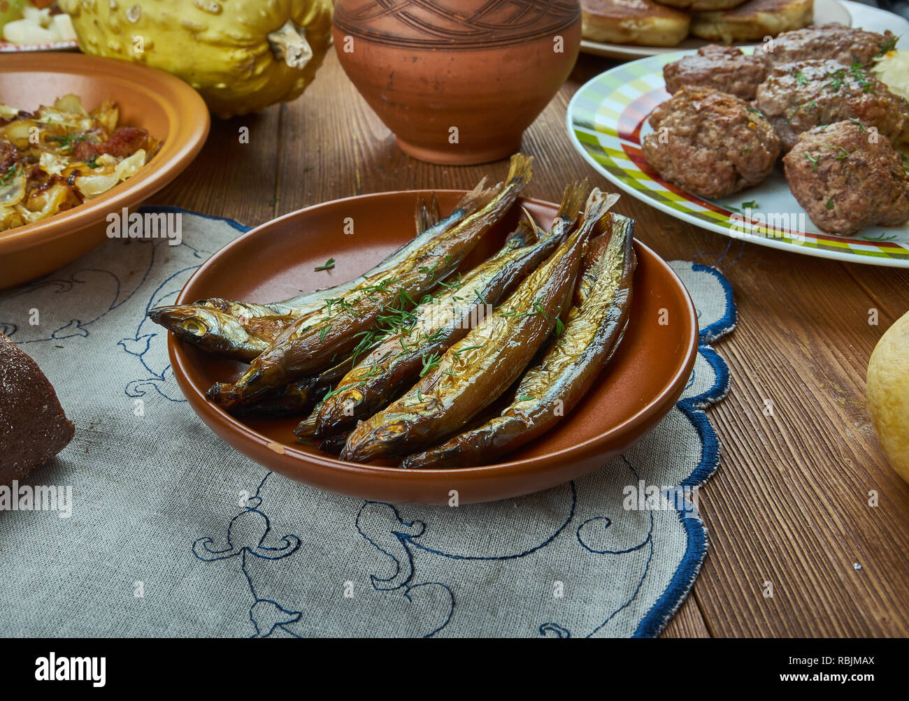Bockling, hot-aringa affumicata simile a kipper e i bloater, svedese la cucina casalinga, tradizionali piatti assortiti, vista dall'alto. Foto Stock