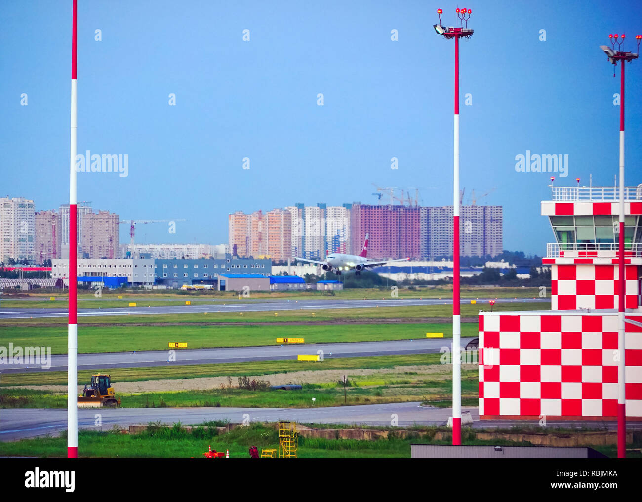 Il piano sulla pista atterra all aeroporto Pulkovo a San Pietroburgo, Russia. Foto Stock