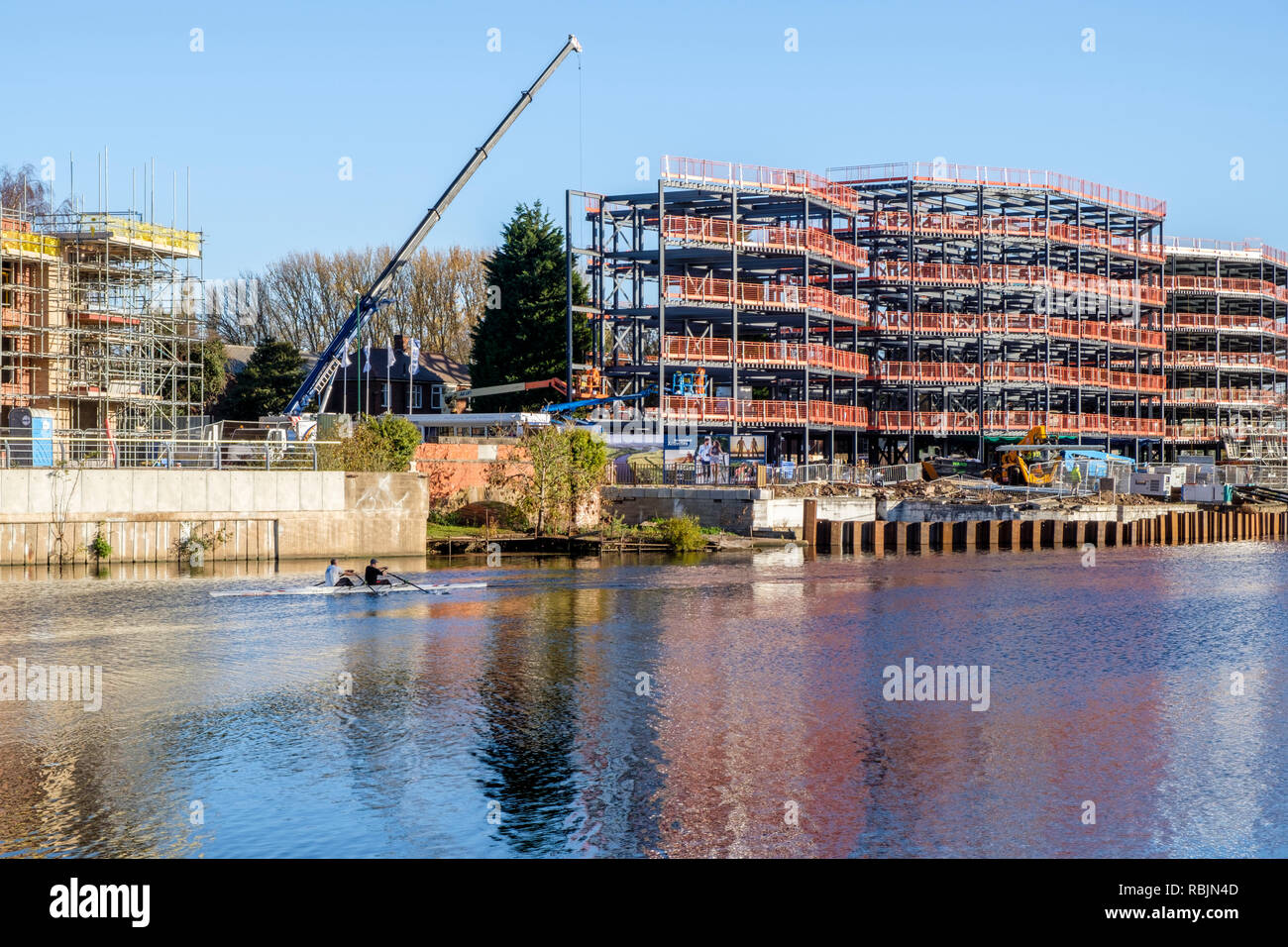 Riverside nuovi lavori di costruzione in corrispondenza di un sito in costruzione sul fiume Trent, Nottingham, Regno Unito Foto Stock