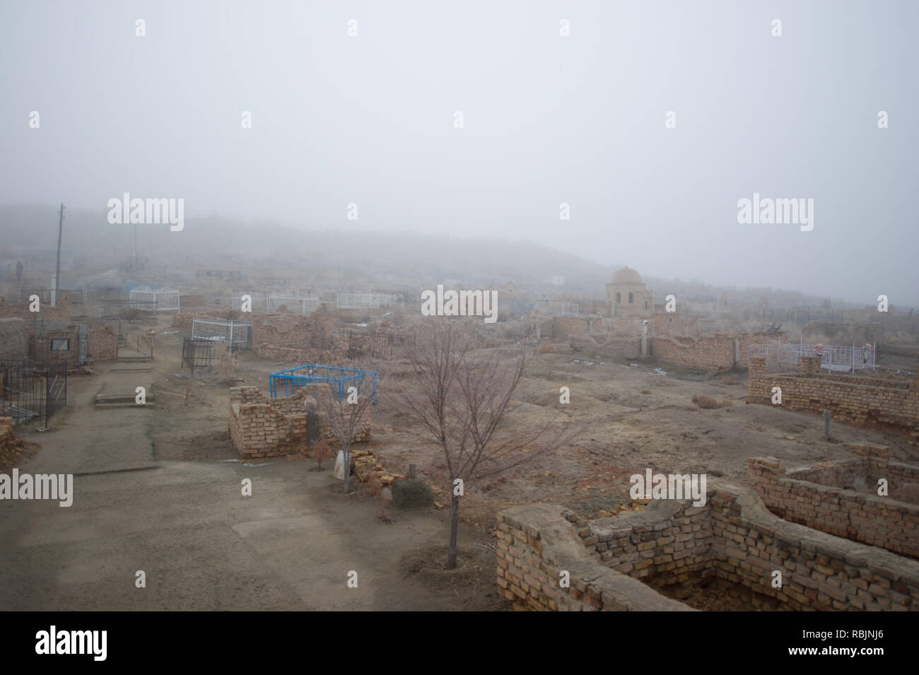 L'antica necropoli Mizdakhan nel Karakalpakstan, Uzbekistan durante foggy inverno meteo. Foto Stock