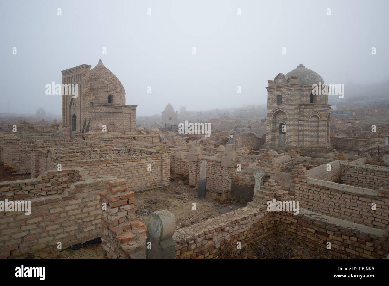 L'antica necropoli Mizdakhan nel Karakalpakstan, Uzbekistan durante foggy inverno meteo. Foto Stock