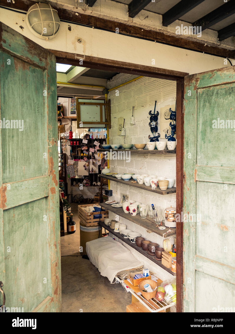 Negozio di vendita di oggetti artigianali in Baan Kang, Wat Chiang Mai, Thailandia Foto Stock