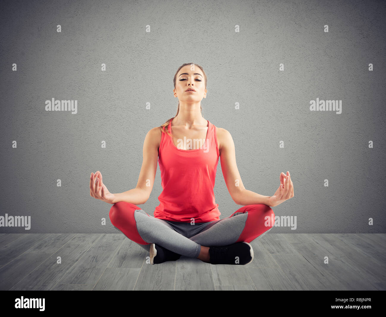 Giovane ragazza rilassante in posizione di yoga Foto Stock