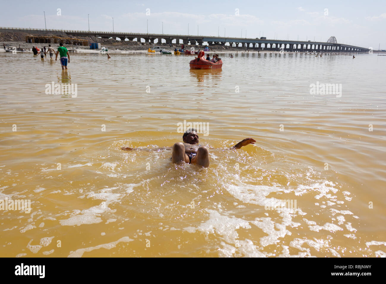 Un uomo nuotare nel sale Urmia Lake, West Azerbaijan provincia, Iran Foto Stock