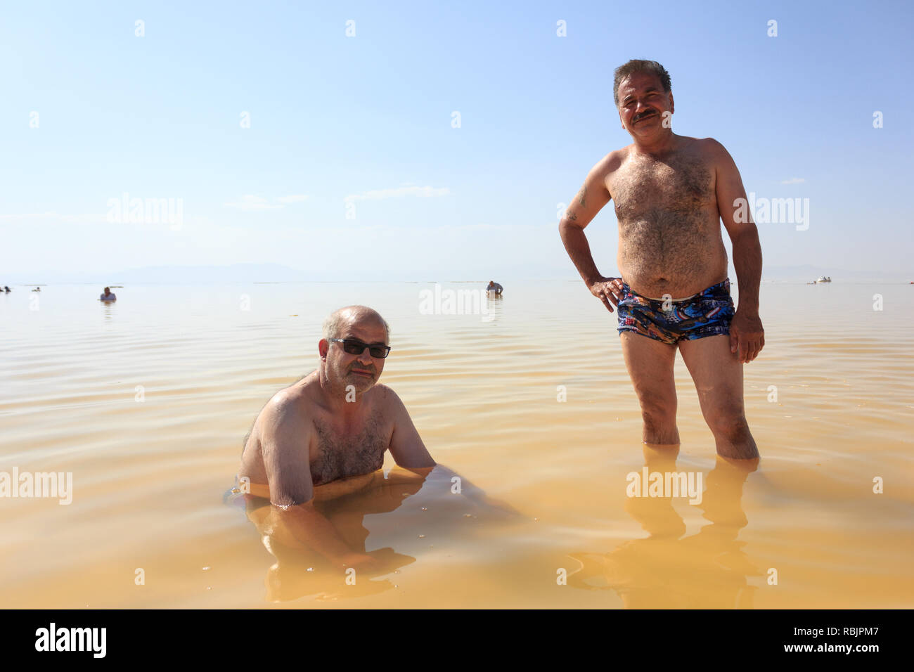 Due uomini anziani nel sale Urmia Lake, West Azerbaijan provincia, Iran Foto Stock