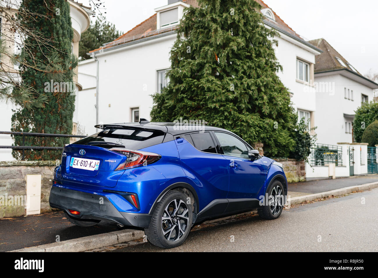 Strasburgo, Francia - Jan 1, 2019: TOYOTA C-HR Blu ibrido SUV parcheggiati in prossimità di una casa di lusso nel tranquillo quartiere francese Foto Stock