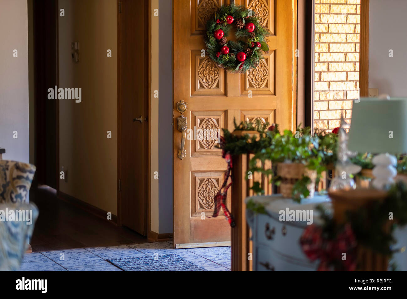 Ghirlanda di Natale su una porta dall'interno. Foto Stock
