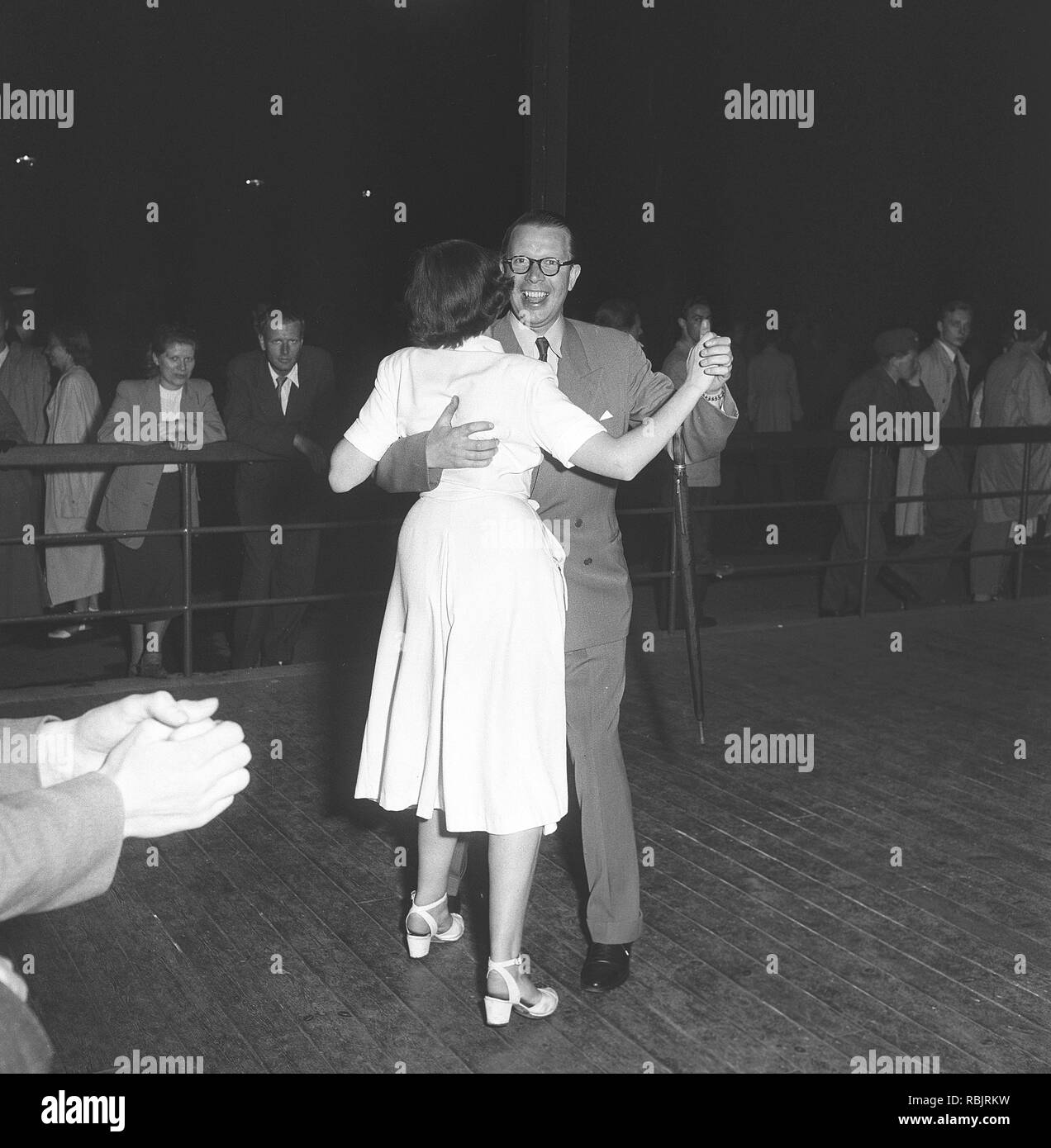 In ballo nel 1940s. Una coppia ad un ballo azienda ogni altro chiudere muovendosi per la musica a un evento di ballo. Foto Kristoffersson Ref AZ44-7. La Svezia 1949 Foto Stock