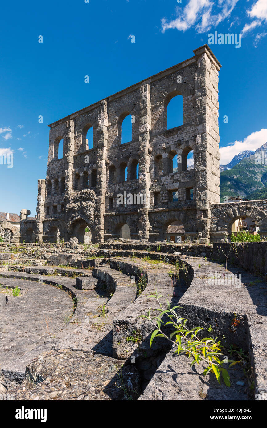 Aosta, Valle d'Aosta, Italia. Il teatro romano costruito in quest'ultima parte del regno di Augusto. In epoca romana la città era nota come Augusta Pra Foto Stock