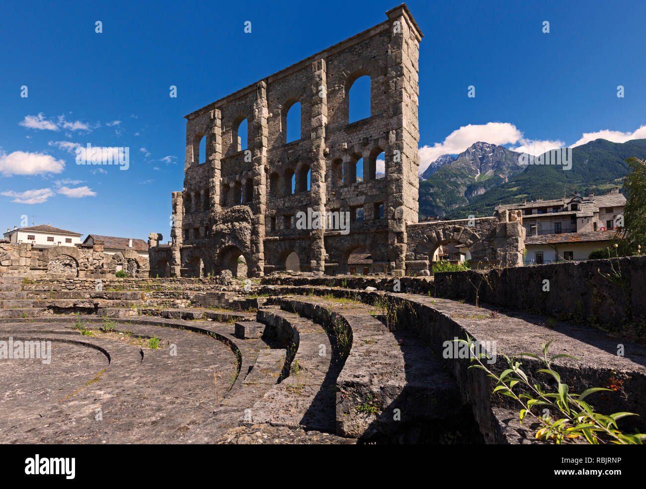 Aosta, Valle d'Aosta, Italia. Il teatro romano costruito in quest'ultima parte del regno di Augusto. In epoca romana la città era nota come Augusta Pra Foto Stock