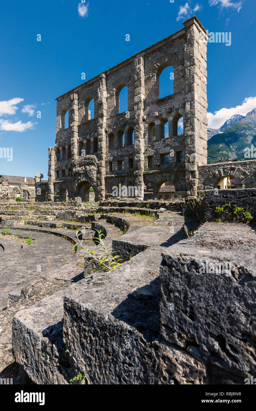 Aosta, Valle d'Aosta, Italia. Il teatro romano costruito in quest'ultima parte del regno di Augusto. In epoca romana la città era nota come Augusta Pra Foto Stock