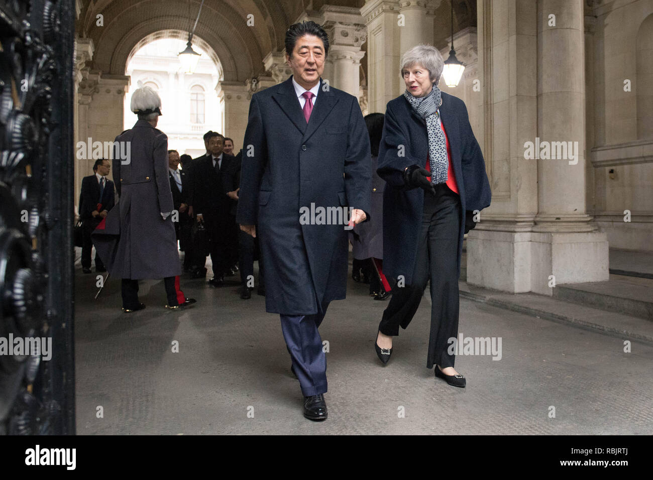 Il primo ministro Theresa Maggio e il Primo Ministro giapponese Shinzo Abe arrivando a Downing Street, Londra davanti a una riunione bilaterale. Foto Stock