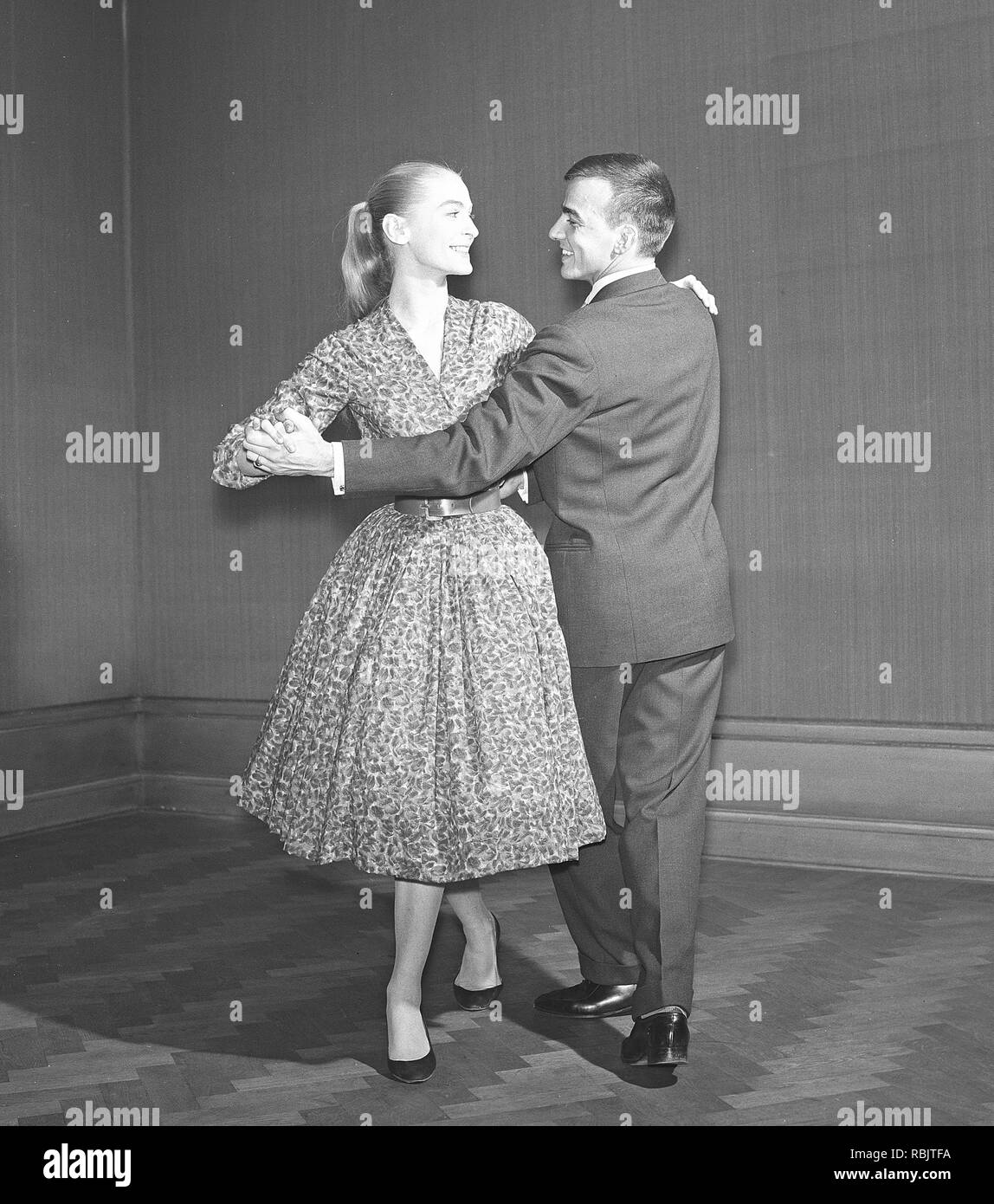 Dancing negli anni cinquanta. Una coppia di ballo negli anni cinquanta. Indossa un tipico degli anni cinquanta ampia abito. Foto Kristoffersson Ref CE36-8. La Svezia degli anni cinquanta Foto Stock