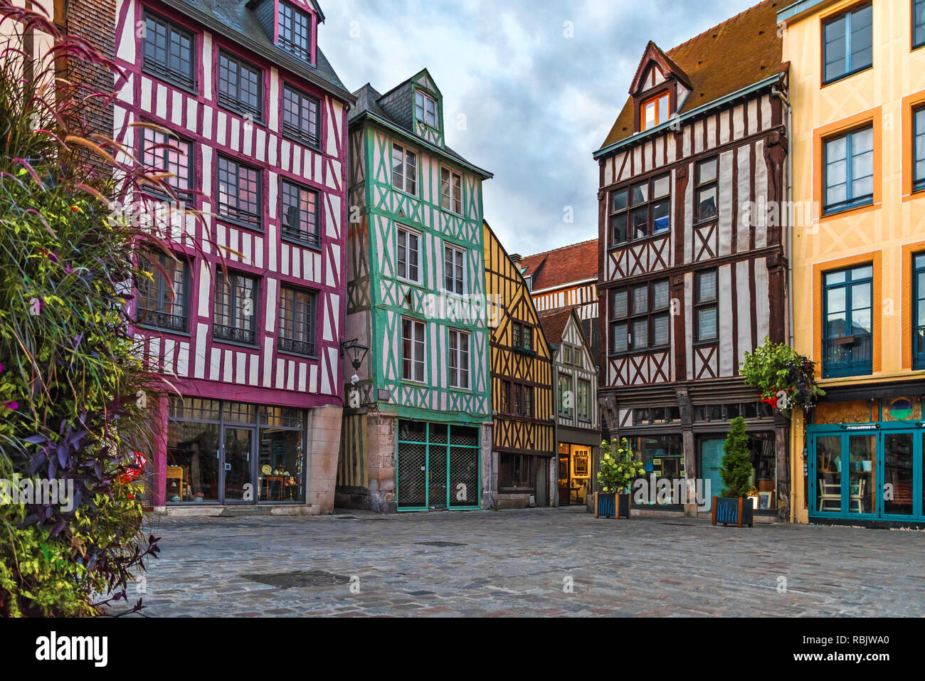 Piazza medievale con le tipiche case nel centro storico di Rouen, Normandia, Francia con nessuno Foto Stock
