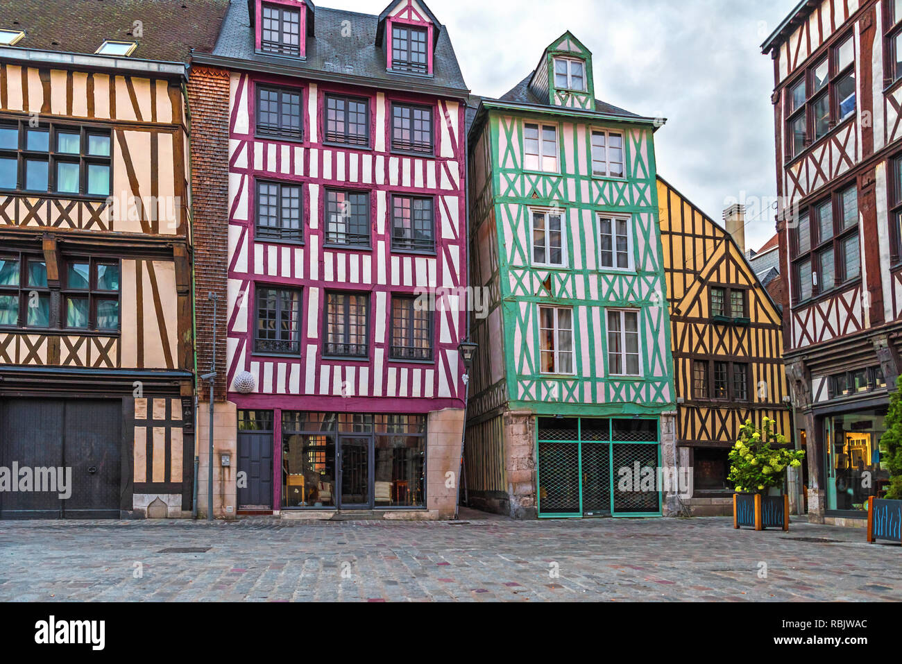 Tipiche case nel centro storico di Rouen, Normandia, Francia con nessuno Foto Stock