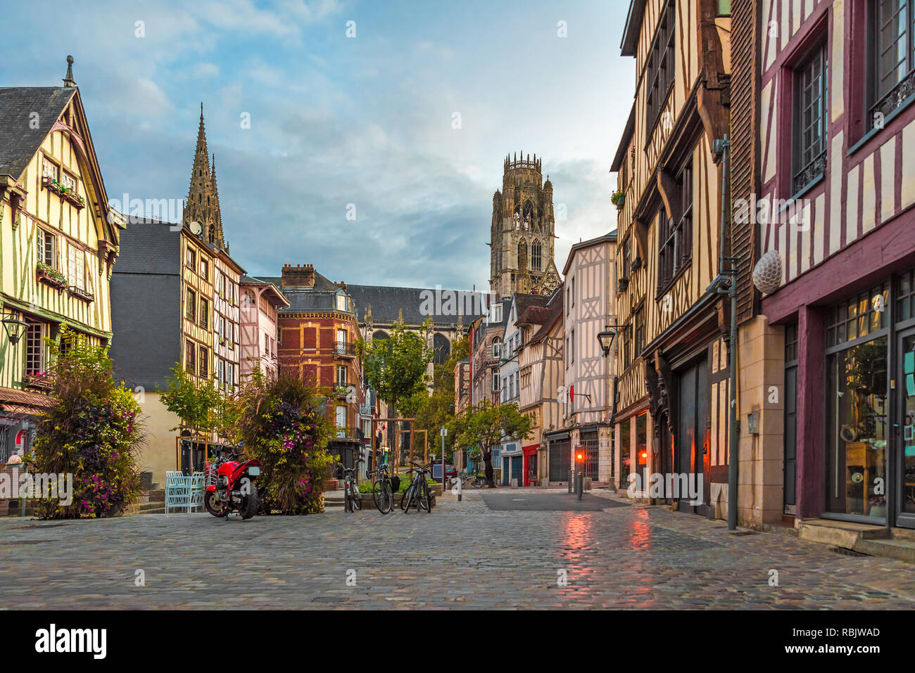 Rouen, Francia. Place du Lieutenant-Aubert con famos vecchi edifici della Normandia con nessuno Foto Stock