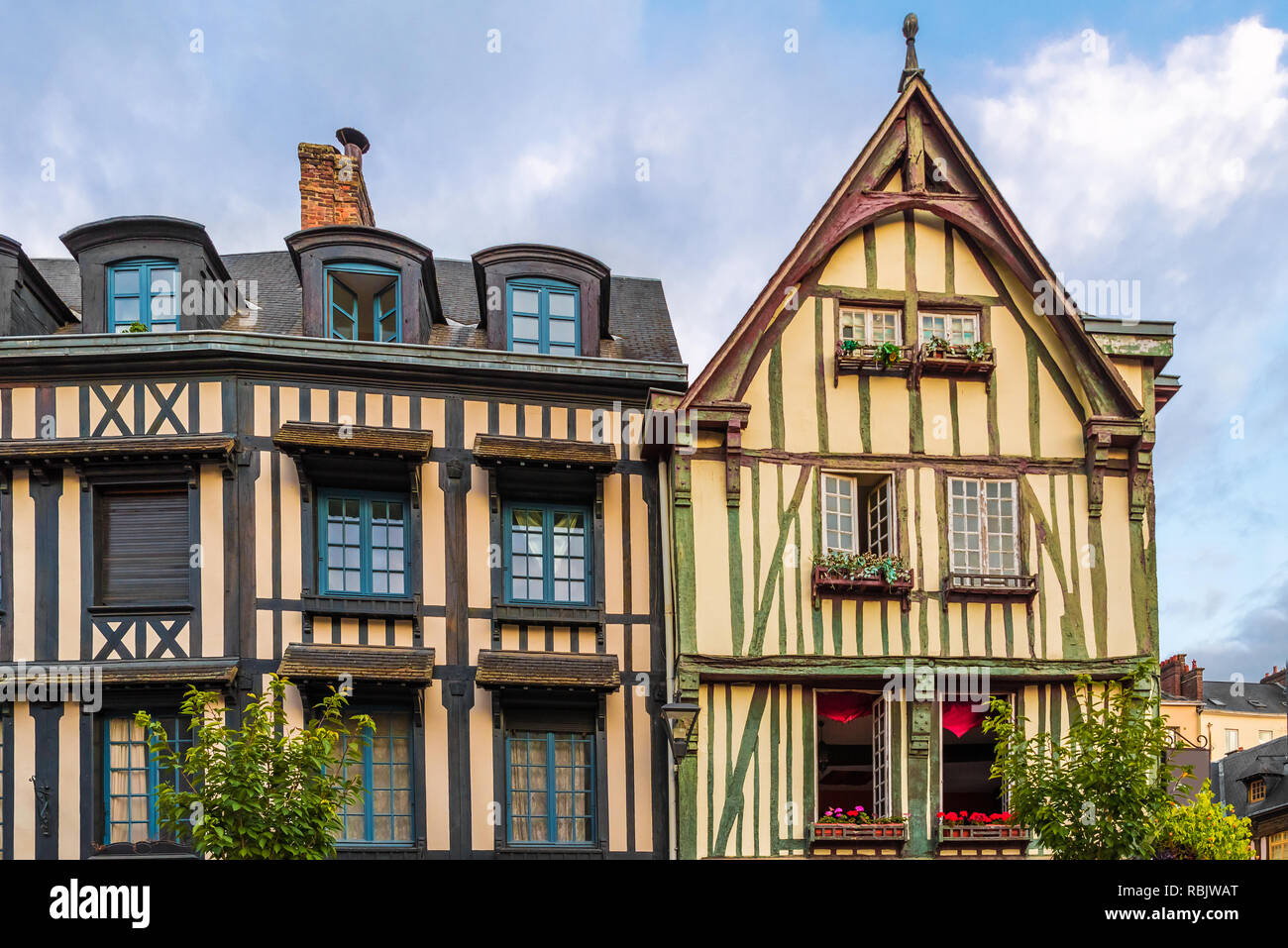 Tipiche case nel centro storico di Rouen, Normandia, Francia al mattino Foto Stock