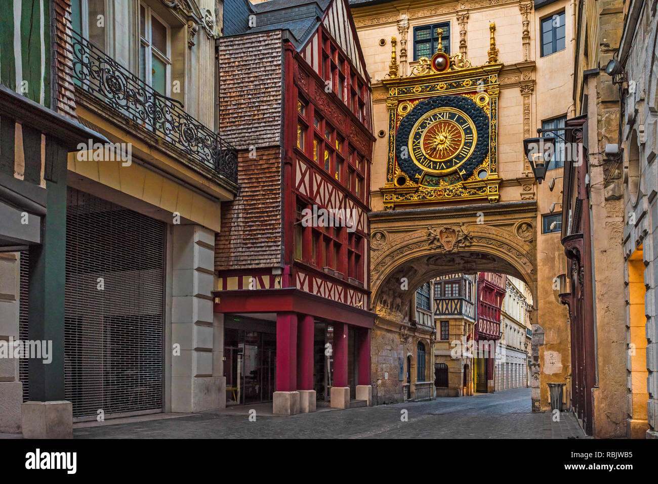 Rue du Gros Horloge o grande-orologio street con famos grande orologi di Rouen, Normandia, Francia con nessuno Foto Stock