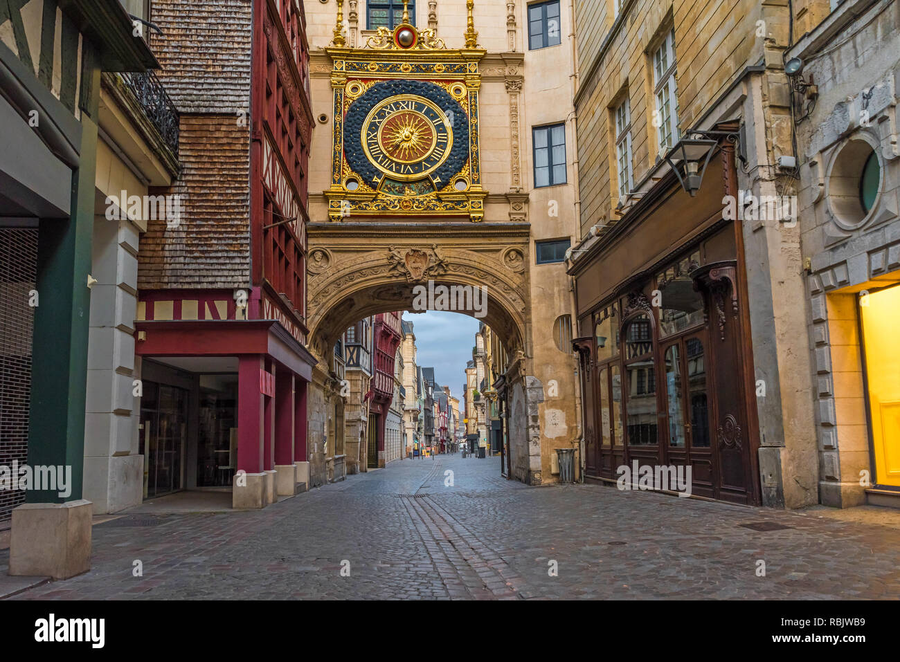 Vecchia strada accogliente a Rouen con famos grande orologi o Gros Horloge di Rouen, Normandia, Francia con nessuno Foto Stock