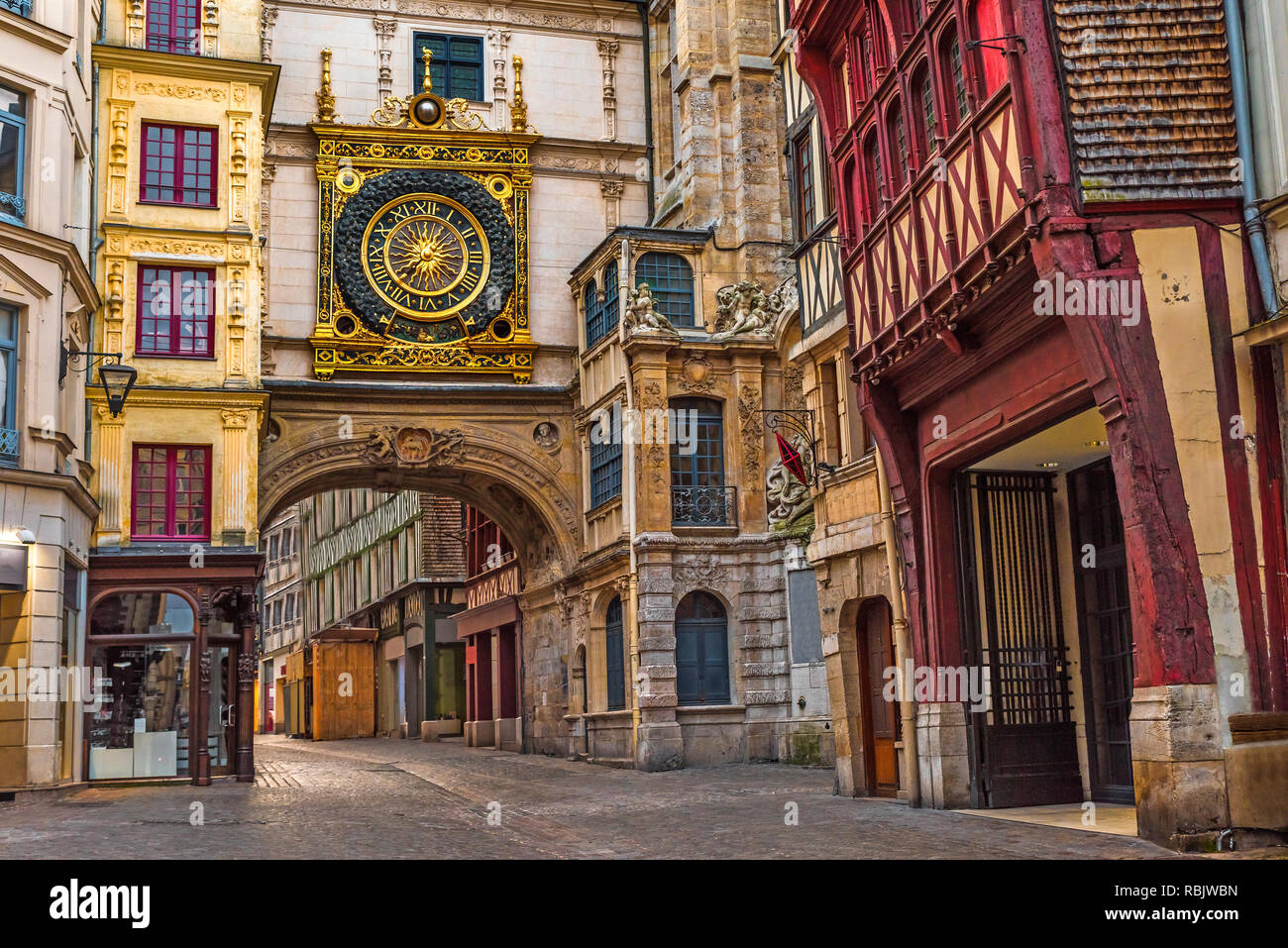 Vecchia strada accogliente a Rouen con famos grande orologi o Gros Horloge di Rouen, Normandia, Francia con nessuno Foto Stock