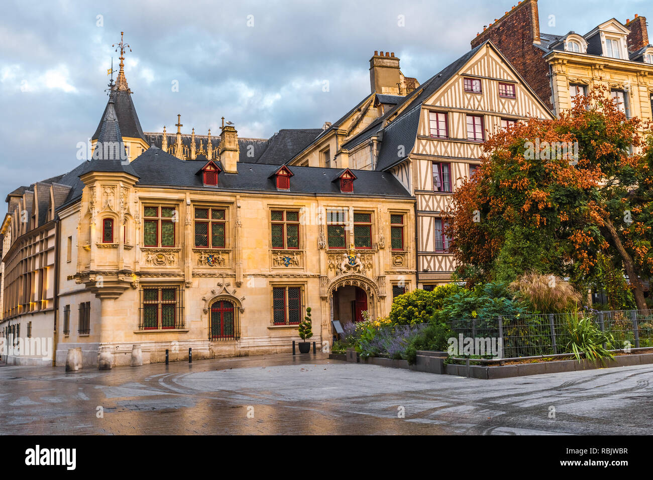 Squre medievale nel centro storico di Rouen, Normandia, Francia con nessuno Foto Stock