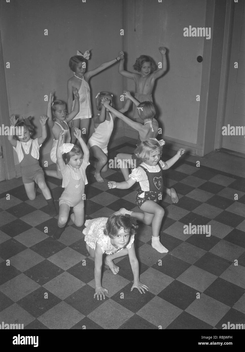 I bambini nel 1930s. Un gruppo di piccoli ragazze presso una scuola di danza a giocare insieme. Foto Kristoffersson Ref 13-5. La Svezia 1939 Foto Stock