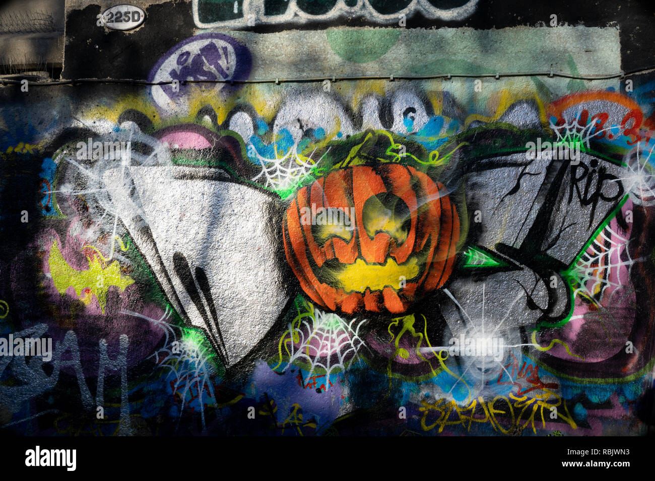 Halloween graffiti spray dipinto su un muro a Leeds, West Yorkshire, Inghilterra, Regno Unito. Foto Stock