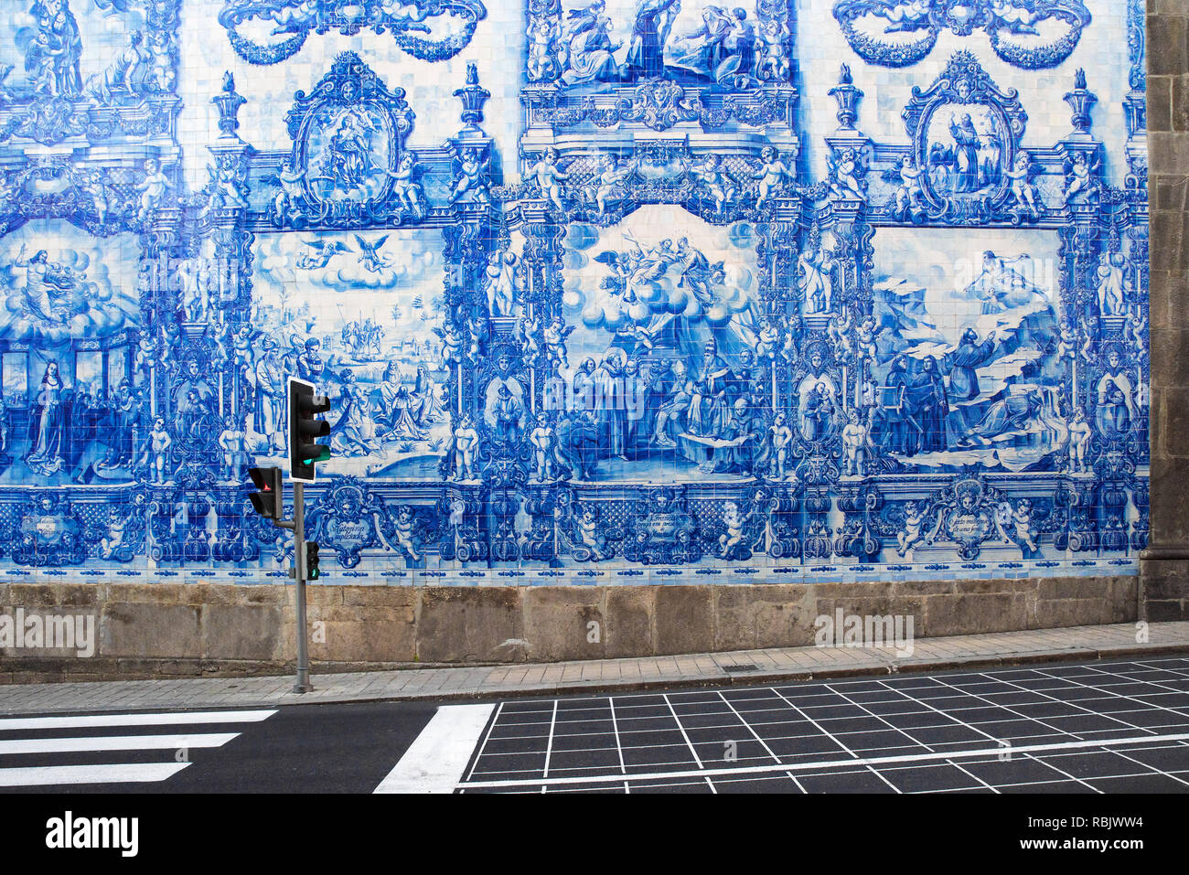 Porto, Portogallo - 19 Maggio 2018: azulejo portoghese tegola su una delle strade del centro storico di Porto, Portogallo con nessuno Foto Stock
