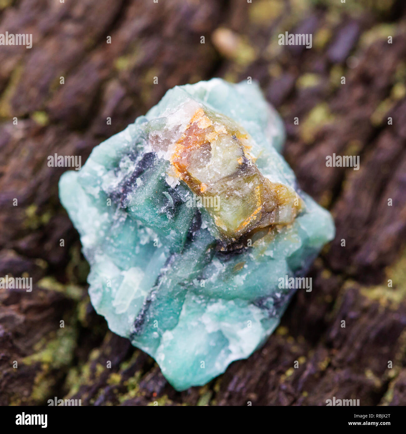 Materie emerald su naturale sfondo di legno Foto Stock