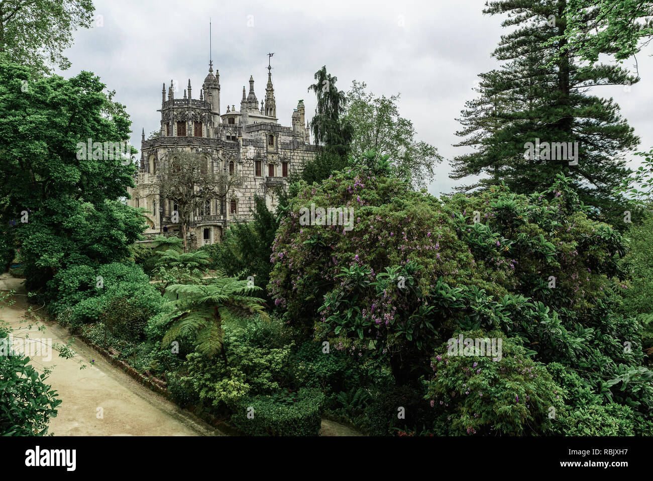 Quinta da Regaleira a Sintra, Portogallo. castello medievale in un parco Foto Stock