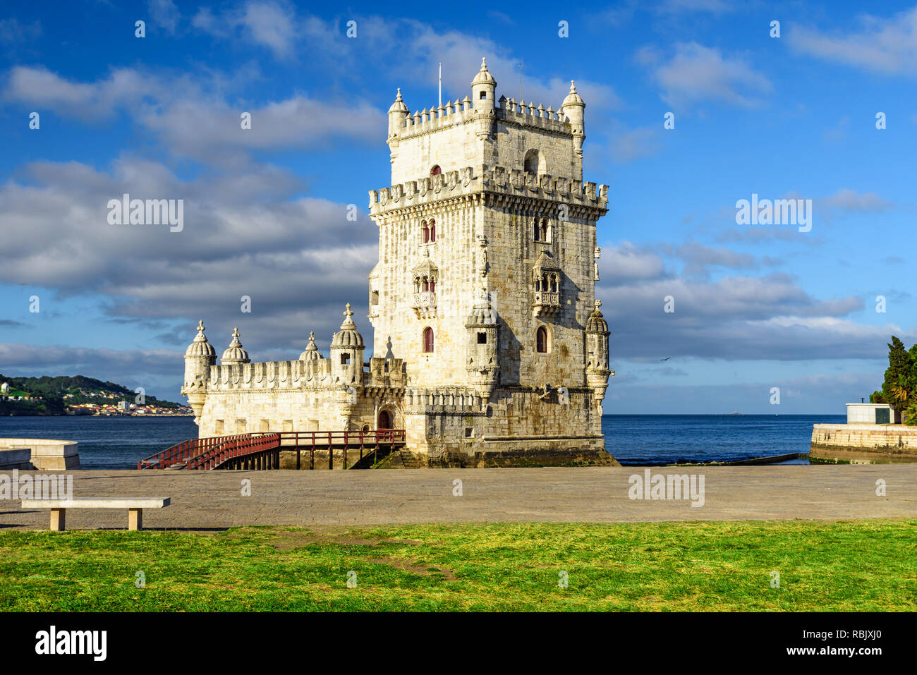 Lisbona, Portogallo, 10 maggio 2018: la Torre di Belem sul fiume Tago a sunrise Foto Stock