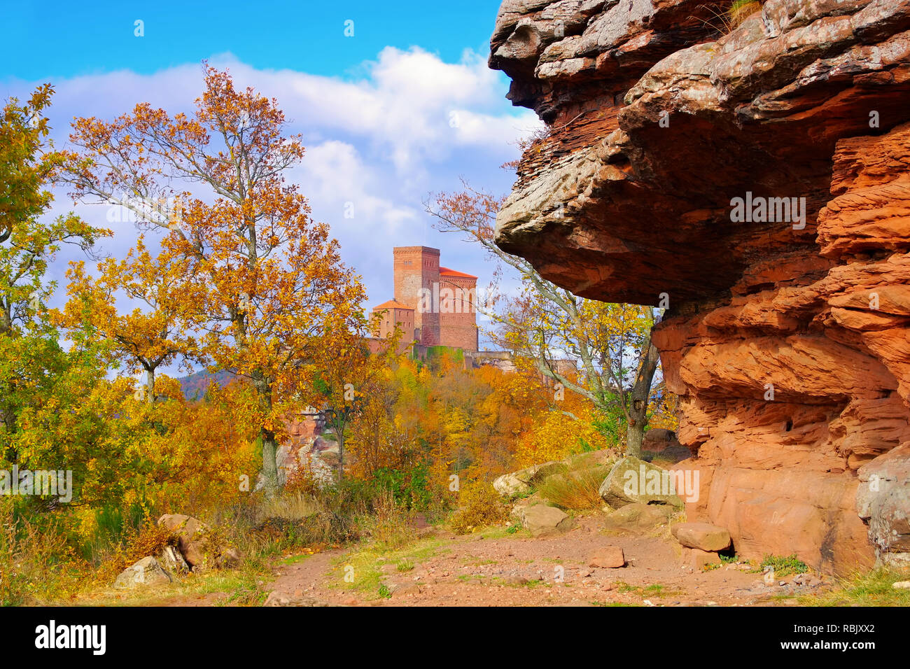 Castello Trifels nella Foresta del Palatinato in autunno, Germania Foto Stock