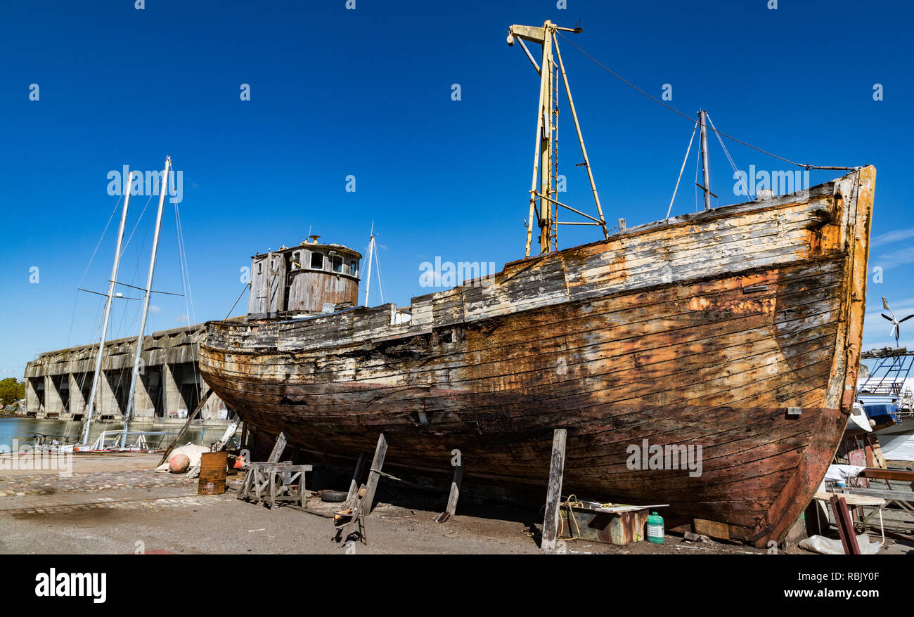 Vecchio di legno barca da pesca in un cantiere di riparazione accanto alla  Guerra Mondiale 2 BETASOM dalla base navale di Bordeaux, Francia Foto stock  - Alamy
