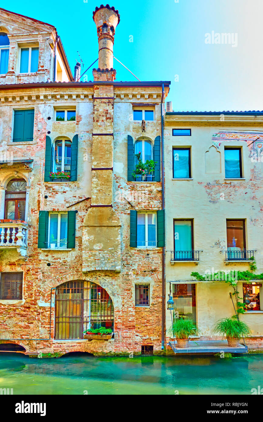 Gli edifici di vecchia costruzione da canal a Treviso, Veneto, Italia Foto Stock